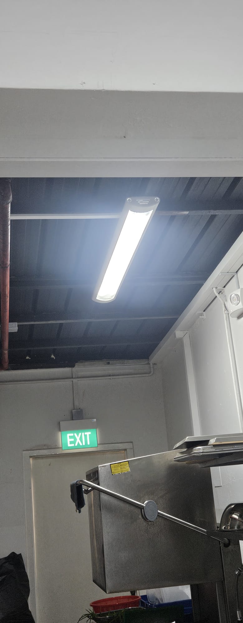 electrician replacing light switch Singapore